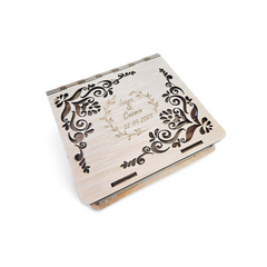 Cutie personalizată din lemn pentru fotografii și stick USB – model florar