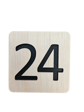 Plăcuță din Lemn cu Număr Decupat – 12x12 cm