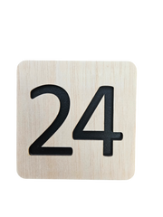 Plăcuță din Lemn cu Număr Decupat – 12x12 cm