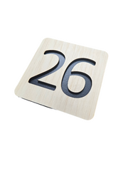 Plăcuță din Lemn cu Număr Decupat – 12x12 cm