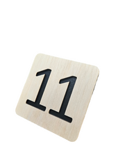 Plăcuță din Lemn cu Număr Decupat – 12x12 cm