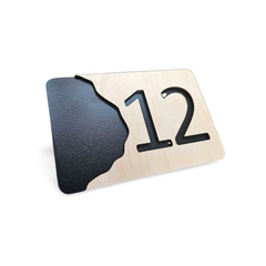 Plăcuță din Lemn cu Număr Decupat – 18x12 cm