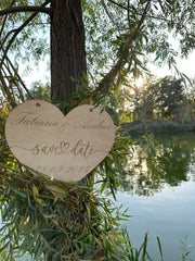 Plachetă din Lemn „Save the Date” în Formă de Inimă
