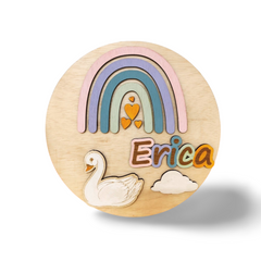 Plachetă Personalizată din Lemn – „Rainbow Swan”