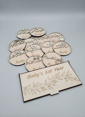 Set Etape Lunare + Plachetă „Hello World” – First Year Memories în Lemn Natur 🌙✨