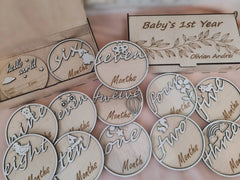 Set Etape Lunare + Plachetă „Hello World” – First Year Memories în Lemn Natur 🌙✨