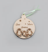 Glob Personalizat din Lemn – „Familia de Pinguini” ❄️🐧✨