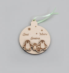 Glob Personalizat din Lemn – „Familia de Pinguini” ❄️🐧✨