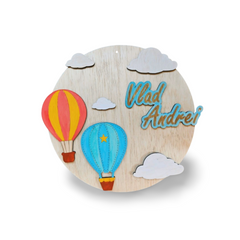 Plachetă Personalizată din Lemn – „Sky Balloons”