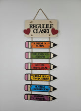 Plachetă din Lemn „Regulile Clasei/Grupei” – Decor Educativ cu Creioane Suspendate