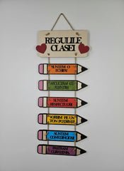 Plachetă din Lemn „Regulile Clasei/Grupei” – Decor Educativ cu Creioane Suspendate