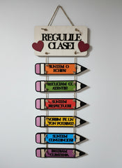 Plachetă din Lemn „Regulile Clasei/Grupei” – Decor Educativ cu Creioane Suspendate