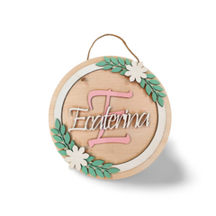 Plachetă Personalizată din Lemn – „Initial & Name Bloom”