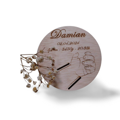 Plachetă Personalizată din Lemn cu Datele Nașterii și Suport pentru Brățara de Maternitate 1