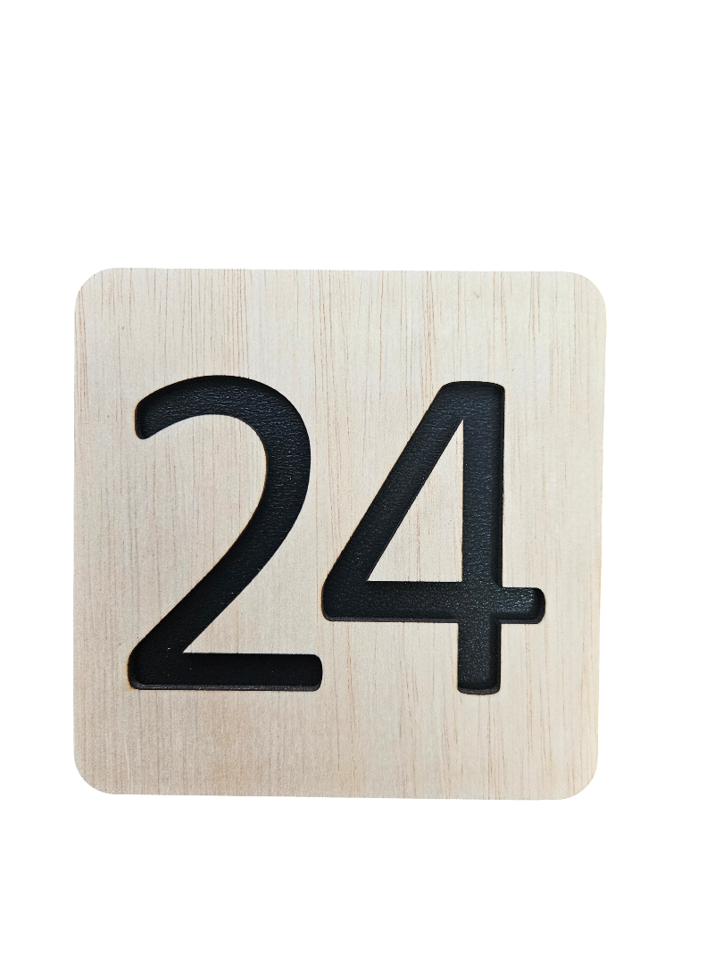 Plăcuță din Lemn cu Număr Decupat – 12x12 cm