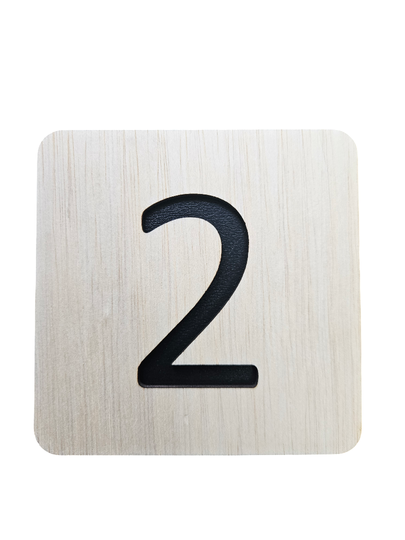 Plăcuță din Lemn cu Număr Decupat – 12x12 cm