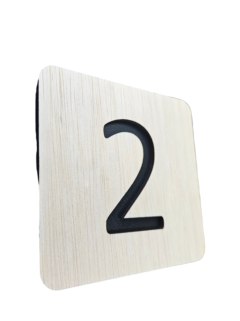 Plăcuță din Lemn cu Număr Decupat – 12x12 cm