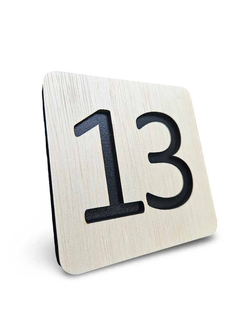 Plăcuță din Lemn cu Număr Decupat – 12x12 cm