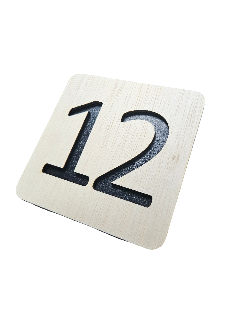 Plăcuță din Lemn cu Număr Decupat – 12x12 cm