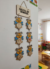 Plachetă din Lemn „Salutul de Dimineață – Grupa Alinuțelor” 🐝🌼