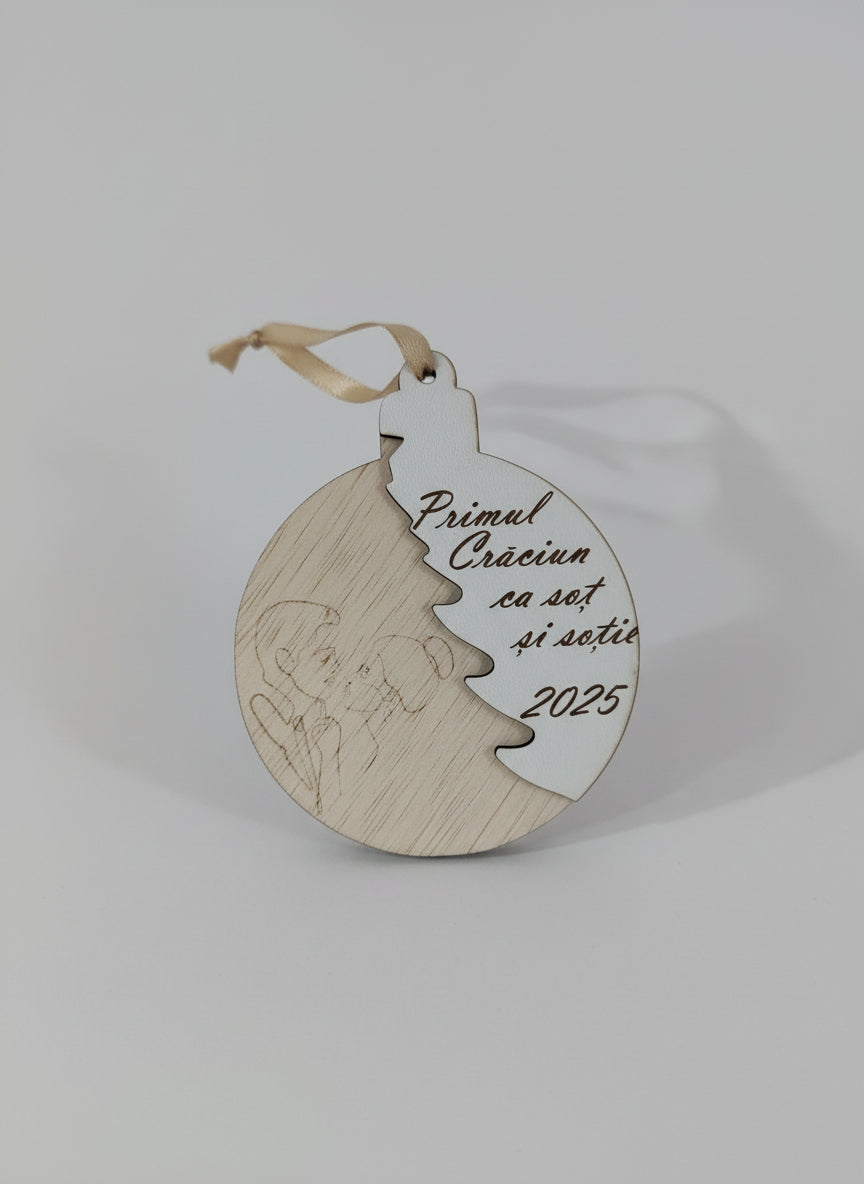 Glob Personalizat din Lemn – „Primul Crăciun ca Soț și Soție” 💍🎄