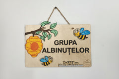 Plachetă decorativă din lemn personalizată – Grupa/Clasa Albinuțelor 🐝