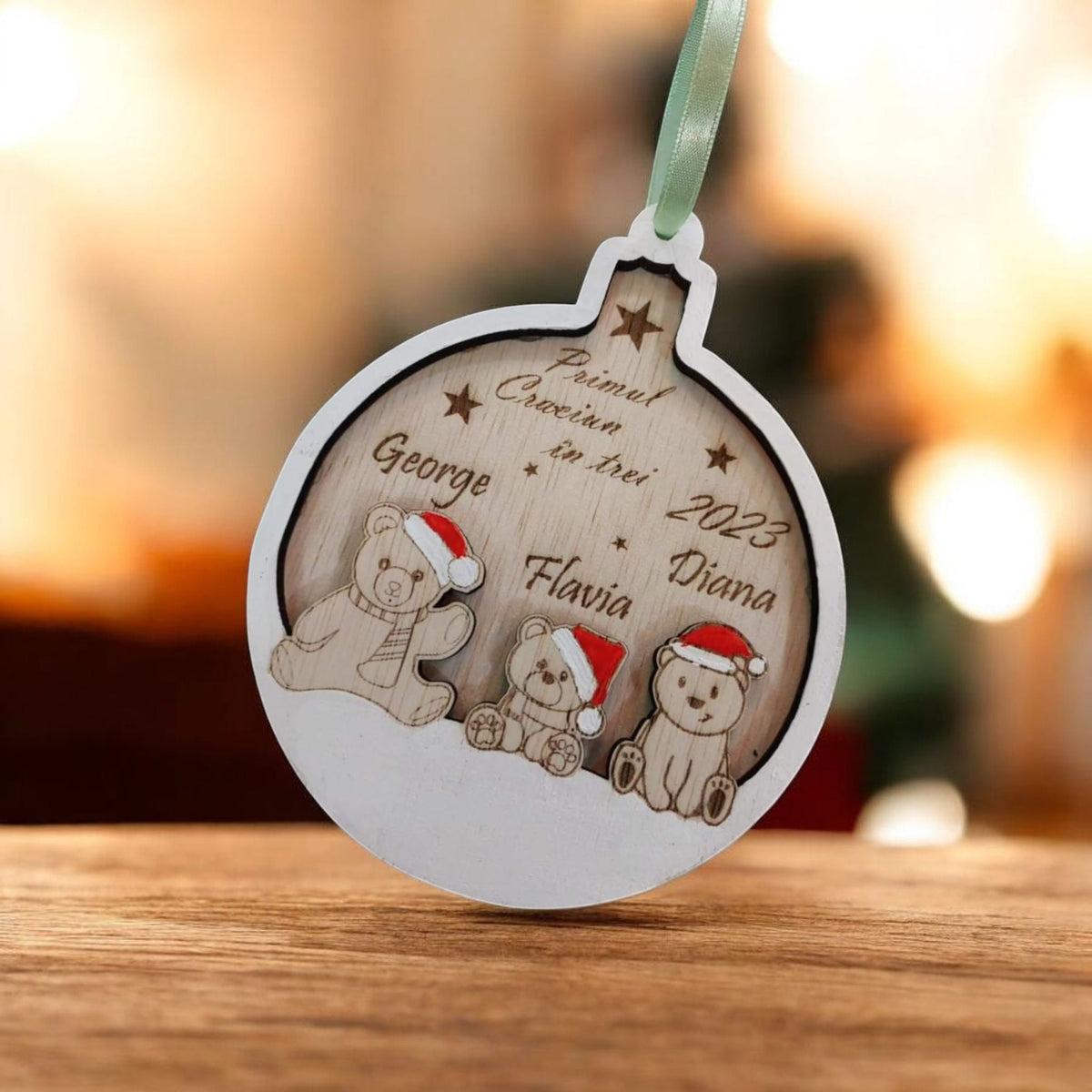 Glob Personalizat din Lemn – „Primul Crăciun în 3” 🎄✨
