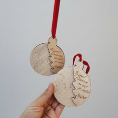 Glob Personalizat din Lemn – „Primul Crăciun ca Soț și Soție” 💍🎄