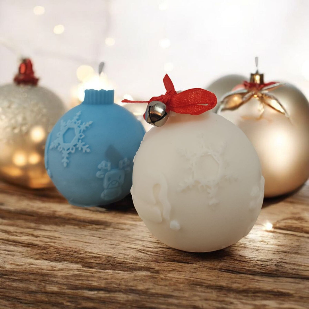 Lumânare de Crăciun – Glob Decorat cu Fulg de Nea, Căciulă și Ren 🎄❄️🕯️