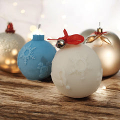 Lumânare de Crăciun – Glob Decorat cu Fulg de Nea, Căciulă și Ren 🎄❄️🕯️