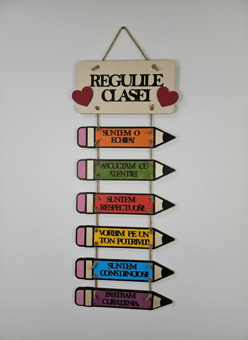 Plachetă din Lemn „Regulile Clasei/Grupei” – Decor Educativ cu Creioane Suspendate
