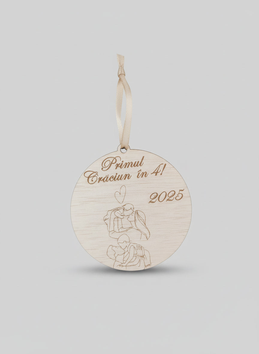 Glob din Lemn – „Primul Crăciun în 4!” 🎄✨