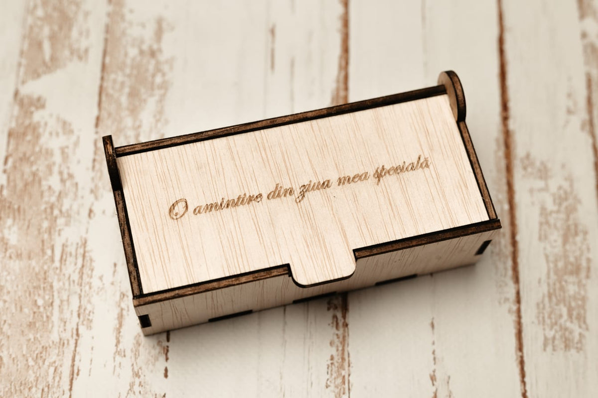 Mărturie Personalizată în Cutie din Lemn – Creată Special Pentru Evenimentul Tău ✨🌿