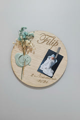 Mărturie personalizată din lemn cu flori naturale și magnet – amintire de suflet