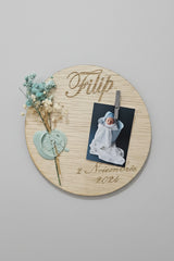 Mărturie personalizată din lemn cu flori naturale și magnet – amintire de suflet