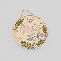 Plachetă decorativă personalizată din lemn – Pisicuțe🐱🌸