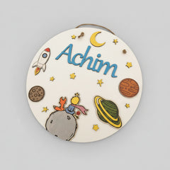 Plachetă decorativă personalizată din lemn – Aventură în Spațiu🚀🌙