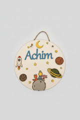 Plachetă decorativă personalizată din lemn – Aventură în Spațiu🚀🌙