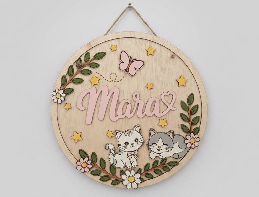 Plachetă decorativă personalizată din lemn – Pisicuțe🐱🌸