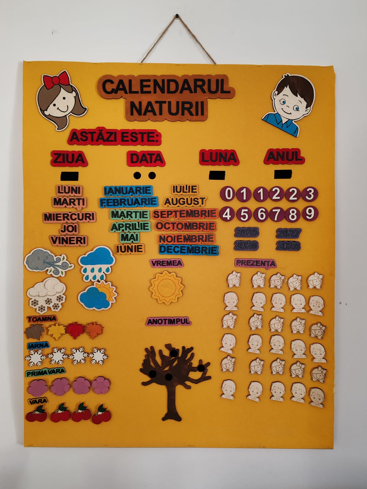 Calendarul Naturii cu Elemente din Lemn – Decor Educațional Interactiv pentru Grădiniță