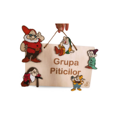 Plachetă decorativă din lemn personalizată – Grupa/Clasa Piticilor 🧙‍♂️🍄