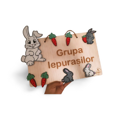 Plachetă decorativă din lemn personalizată – Grupa/Clasa Iepurașilor 🐰🌸